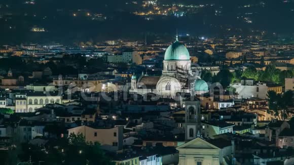 佛罗伦萨夜晚时光的同步绿色的铜穹顶耸立在郊区住宅之上视频的预览图
