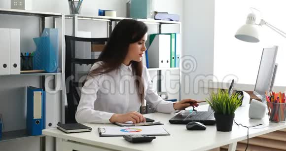 女商人在智能手机上聊天在现代办公室工作视频的预览图