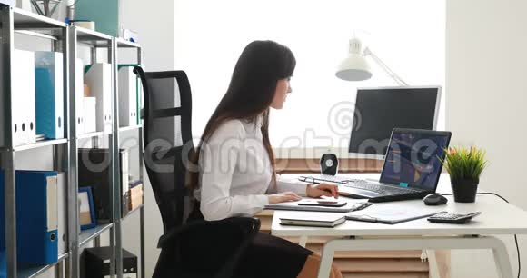女商人在智能手机上聊天在现代办公室工作视频的预览图