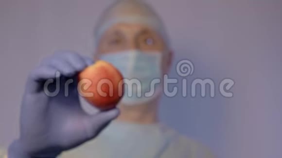 医生给病人看油桃呼吁健康饮食吃天然维生素视频的预览图