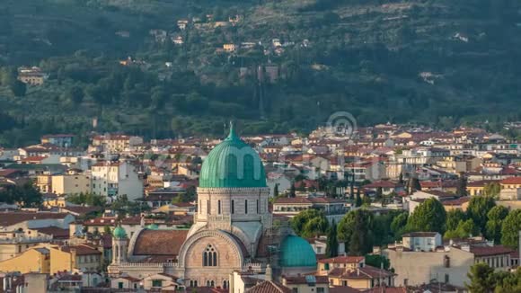 佛罗伦萨的时代绿色的铜穹顶耸立在周围郊区的房子和绿色的山坡上视频的预览图