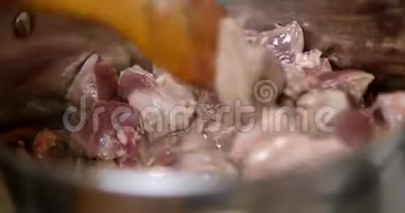 生羊肉在沸水中混合视频的预览图