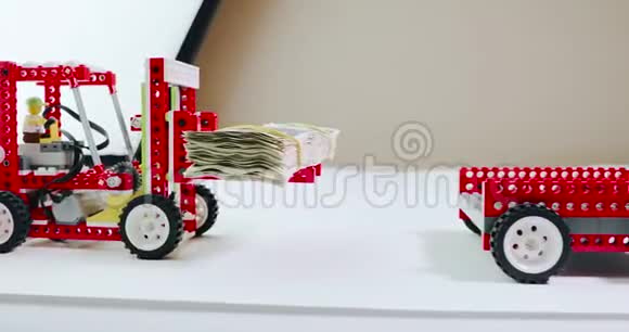 儿童施工者装载机将一堆钱浸入体力劳动中视频的预览图