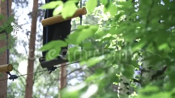 冒险公园的障碍课程库存在树上的障碍球场上的运动员视频的预览图