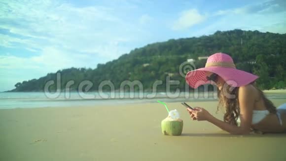 女孩在热带海滩放松视频的预览图