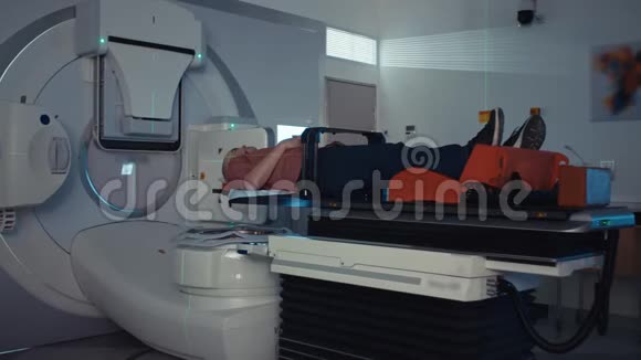 在现代放射治疗室接受放射治疗的病人视频的预览图