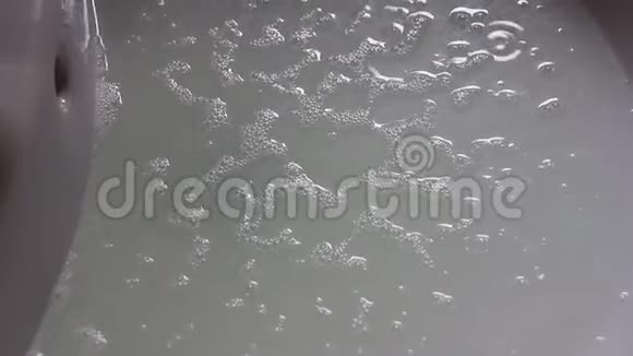 从浴室的水龙头流出的水在缓慢的运动中被看到视频的预览图