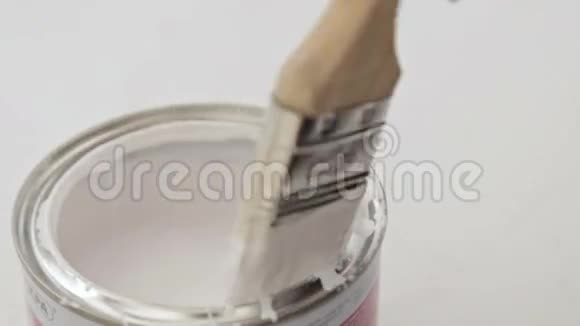 油漆刷蘸漆罐视频的预览图