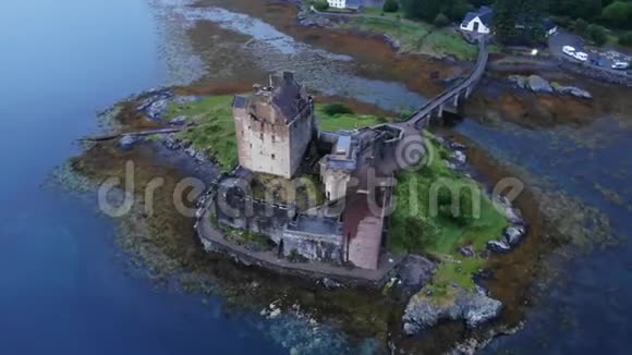 位于苏格兰高地杜伊奇湖的艾琳多南城堡鸟瞰图视频的预览图
