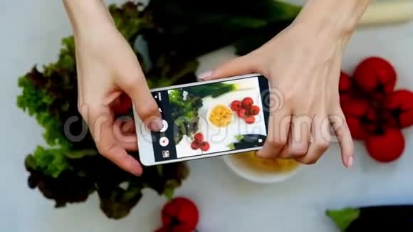 食品博客的概念手拿手机特写食物图片视频的预览图