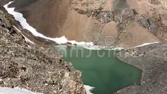 在一个热闹的阴天夏季加拿大岩石山景观中冰川湖的美丽的空中时间推移这就是视频的预览图