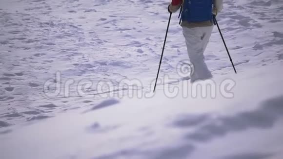 脚脚很陡徒步旅行慢动作冬天的雪景娱乐活动度假旅游视频的预览图