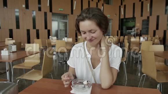 那个女孩正在吃早餐咖啡馆里的年轻女孩视频的预览图