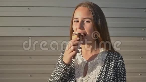 年轻的少女在条纹灰色背景上吃着美味的开心果冰淇淋视频的预览图