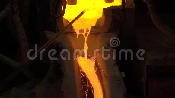 钢厂热钢浇筑在框架中熔融金属通过特殊的通道浇注以便进一步轧制视频的预览图