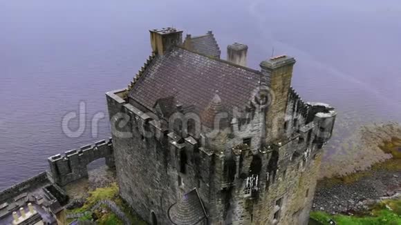 飞越苏格兰高地著名的艾琳多南城堡空中无人机镜头视频的预览图