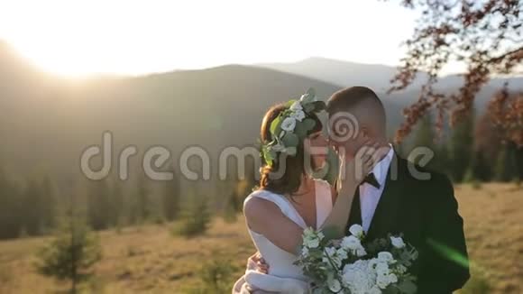 新婚夫妇在户外摸鼻子的特写照片一对相爱的新婚夫妇闭着眼睛视频的预览图