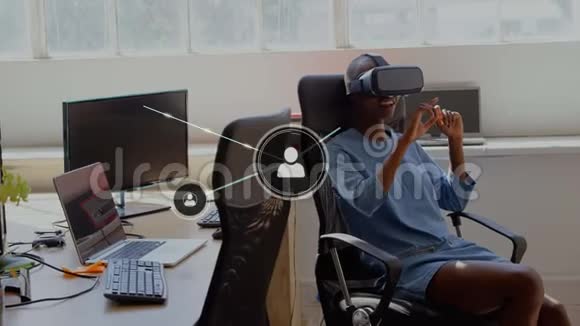 使用VR头盔的女性移动连接器和数字数据视频的预览图