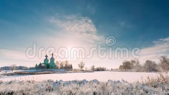 白俄罗斯Gomel地区Dobrush区的乡村中心古木东正教的时间流逝视频的预览图