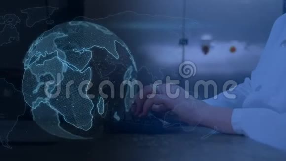男子打字键盘和数字地球仪视频的预览图