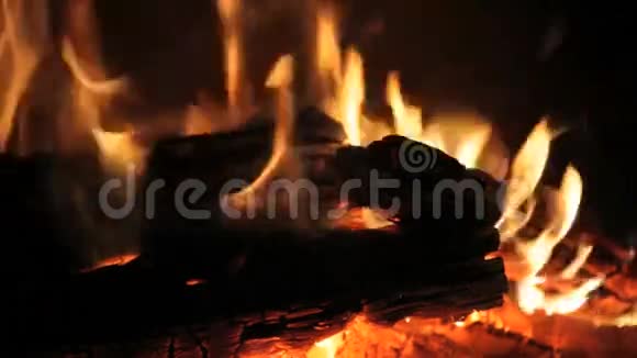 壁炉就在附近视频的预览图