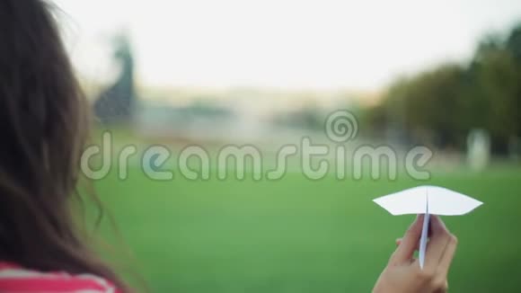 女人拿着纸飞机视频的预览图