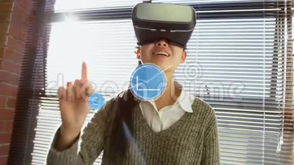 使用VR头盔的女性移动连接器和数字数据视频的预览图