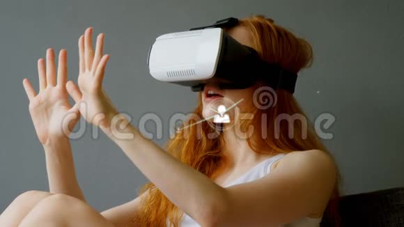使用VR头盔的妇女移动连接器和数字数据视频的预览图