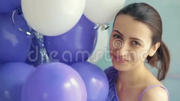 带着气球微笑的女人视频的预览图