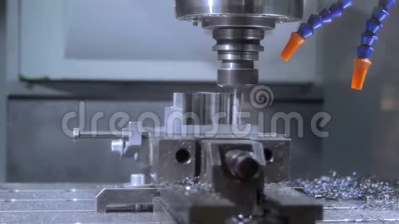 机器人钻机生产的钢车零件视频的预览图
