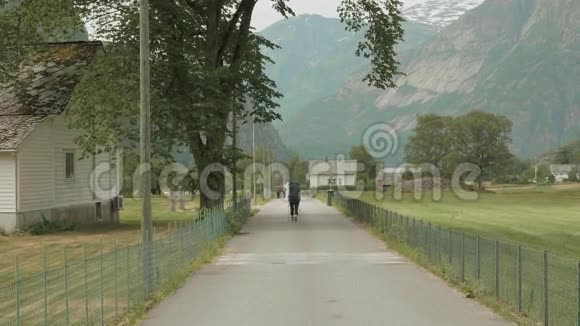 走在群山之间挪威视频的预览图