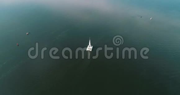 豪华双体船在Dnepr河基辅乌克兰空中观景视频的预览图
