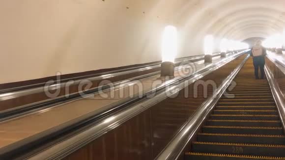 自动扶梯地铁的台阶现代自动扶梯电子系统移动地铁里的自动扶梯地下视频的预览图