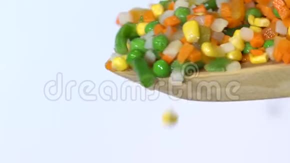 青豆和胡萝卜一起掉进碗里玉米非常慢视频的预览图