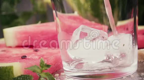 慢动作西瓜汁加薄荷倒入玻璃杯中视频的预览图