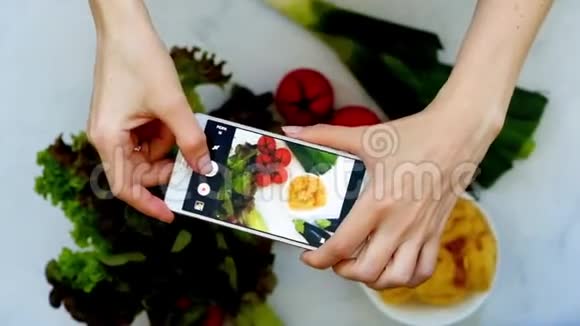 食品博客的概念手拿手机特写食物图片视频的预览图