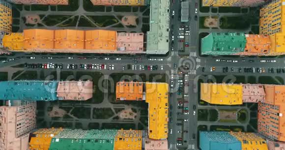 乌克兰基辅一座五颜六色的房子的空中景色视频的预览图