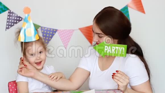 母女俩玩得开心笑着笑着用不同的装饰来庆祝节日a的概念视频的预览图
