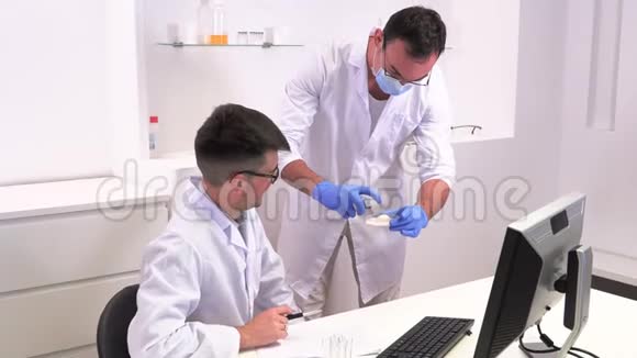 两名实验室工作人员研究微生物学和药物化学视频的预览图