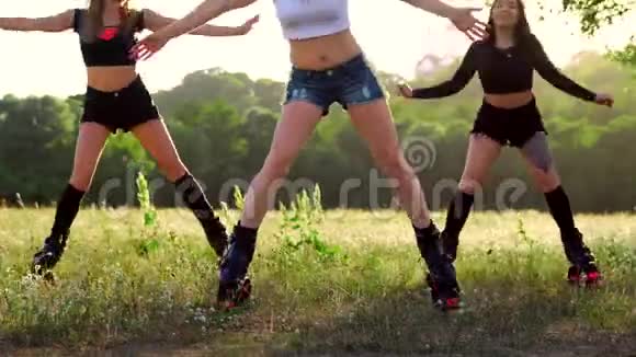 群训kangoo三个女孩在公园日落时健身视频的预览图