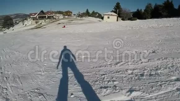 快速运动在第一人称视野中的女人做滑雪使用了照相机视频的预览图