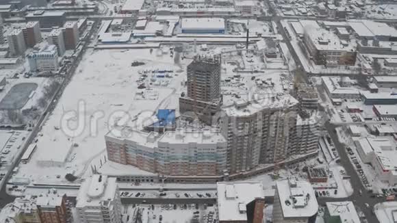 冬季城市景观未完工公寓楼建筑工地鸟瞰视频的预览图