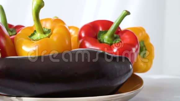 彩红黄椒茄子盘视频的预览图