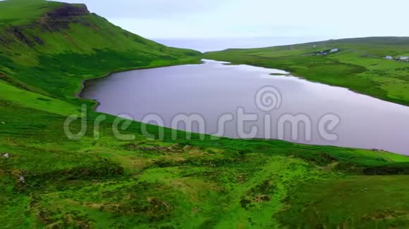 苏格兰高地山顶上美丽的小湖视频的预览图
