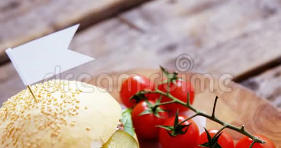 盘子里有零食和美味的西红柿视频的预览图