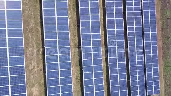 太阳能电池板的空中景观农场太阳能电池与阳光无人机飞行飞越太阳能电池板领域可再生绿色视频的预览图