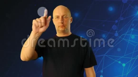 成人男子在未来的背景手势虚拟屏幕舒雷什基旋转视频的预览图