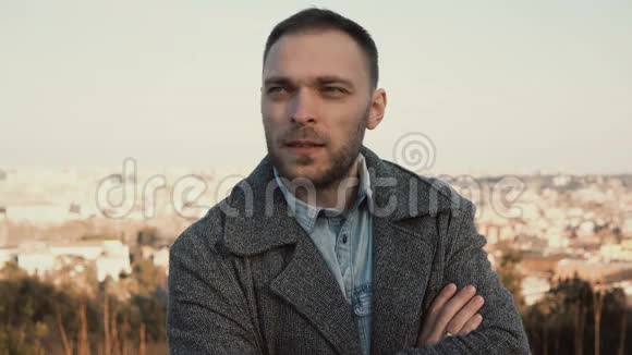 年轻英俊的男子站在罗马意大利全景和环顾四周阳光明媚的日子里严肃的男人在外面视频的预览图
