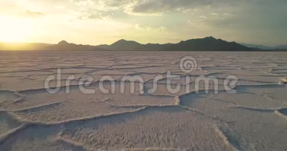 在犹他州沙漠中的邦纳维尔盐滩对面有方向视频的预览图