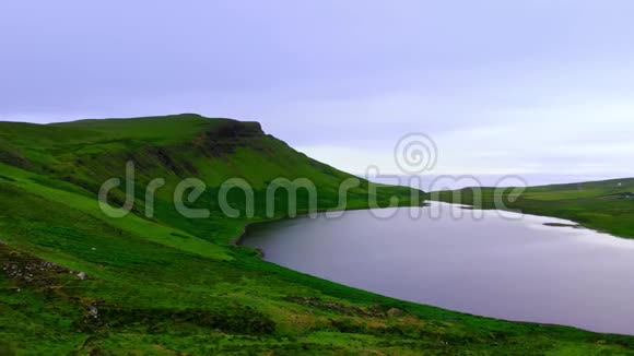 苏格兰高地山顶上美丽的小湖视频的预览图